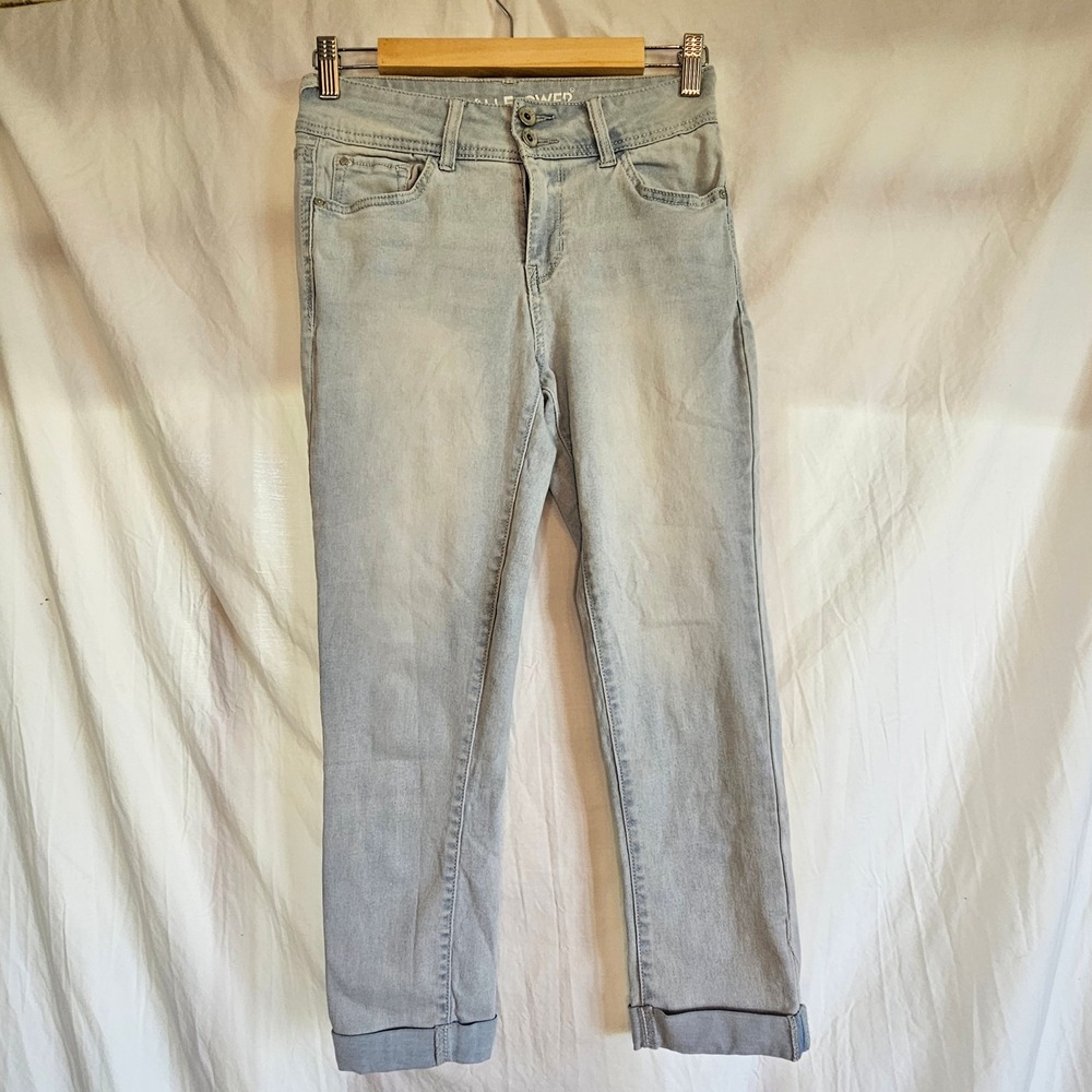 WallFlower Ultra Fit Light Wash Skinny Jeans Size 7 Eco Friendly Stretch Comfort
